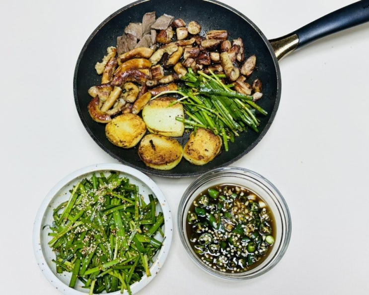  집에서 먹는 곱창구이.소팔소곱창 밀키트 맛있게 먹는 방법.부추무침.청양소스 만들기. 저녁 밥상 메뉴