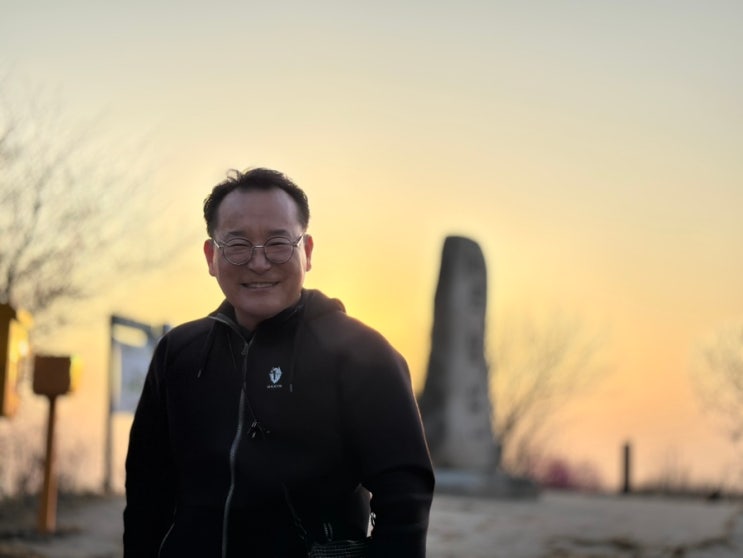   진달래 꽃 만발할라카는 토함산 정상에서 일출(2023 토함산 일출 12번째)