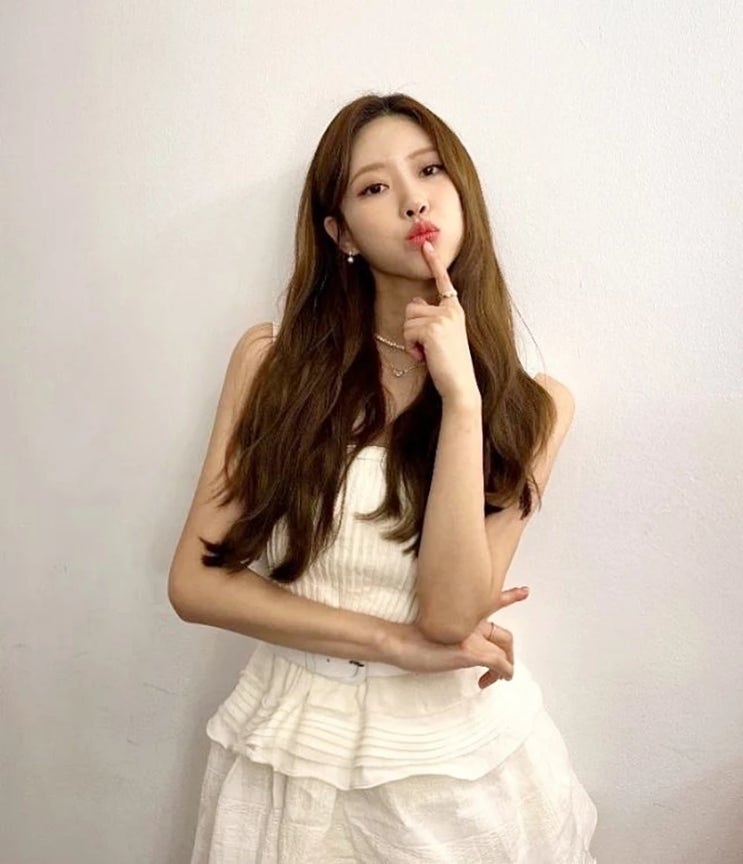 "키워놨더니" 이미주, 유라인 뒤로한채 데뷔 9년 만에 솔로 활동 소식 전해 "키워놨더니" 이미주, 유라인 뒤로한채 데뷔 9년 만에 솔로 활동 소식 전해