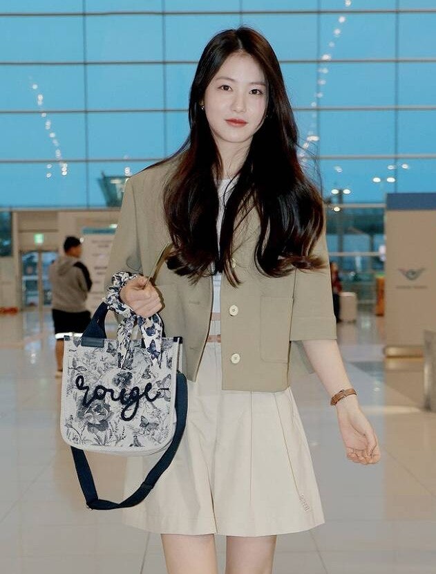 신예은 공항패션 따라잡기 (ft. 오즈세컨 자켓/팬츠 셋업 & 루즈앤라운지 캔버스 토트백)
