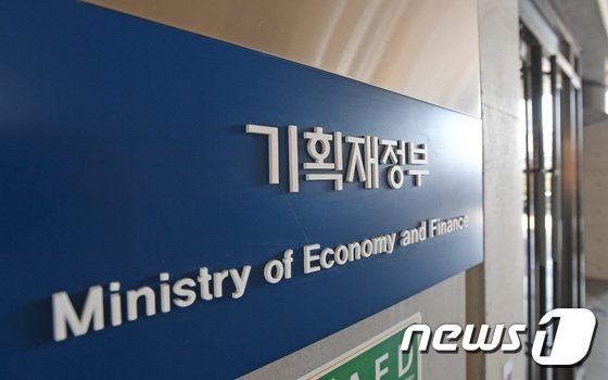 공무원·군인에 줄 연금빚 1181조…국가부채의 절반 차지