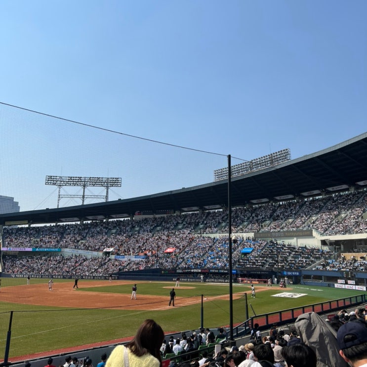 <b>프로야구</b> 개막전 / <b>롯데</b> vs 두산 / <b>잠실</b><b>야구</b>장 3루 레드석... 