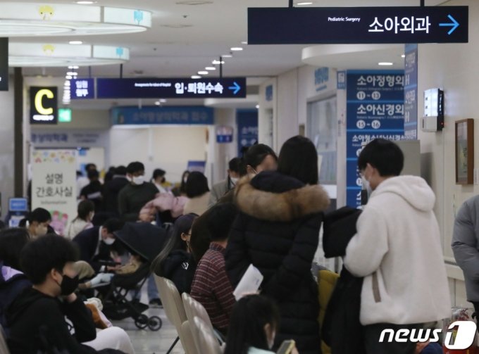 쏟아지는 소아 환자, 부모는 '진땀'…요양보호사 등장했다 쏟아지는 소아 환자, 부모는 '진땀'…요양보호사 등장했다