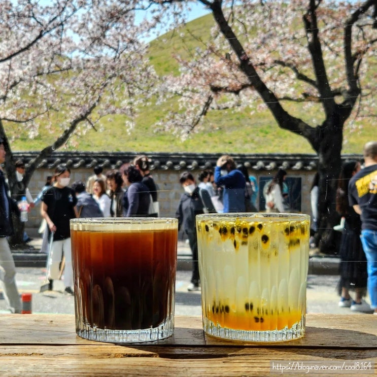  경주 황남동 카페, 경주 대릉원 돌담길 벚꽃뷰 카페, 슬랩트 경주점(SLEPT)