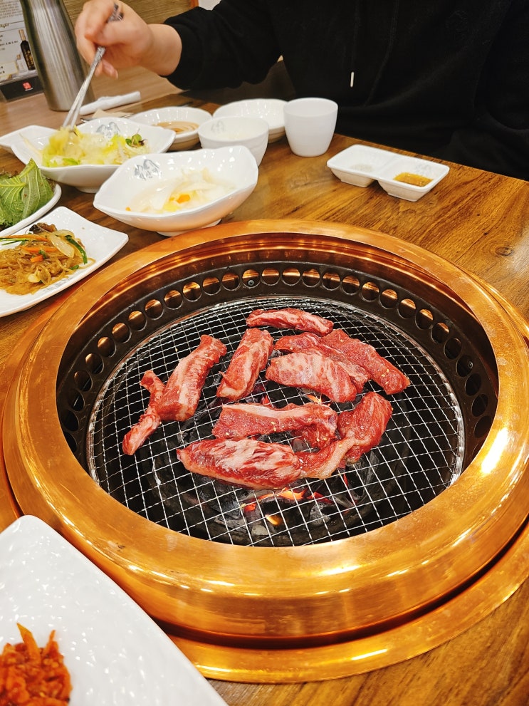  세류동맛집 수원석산정에서 숯불갈비와 푸짐한 반찬 한상