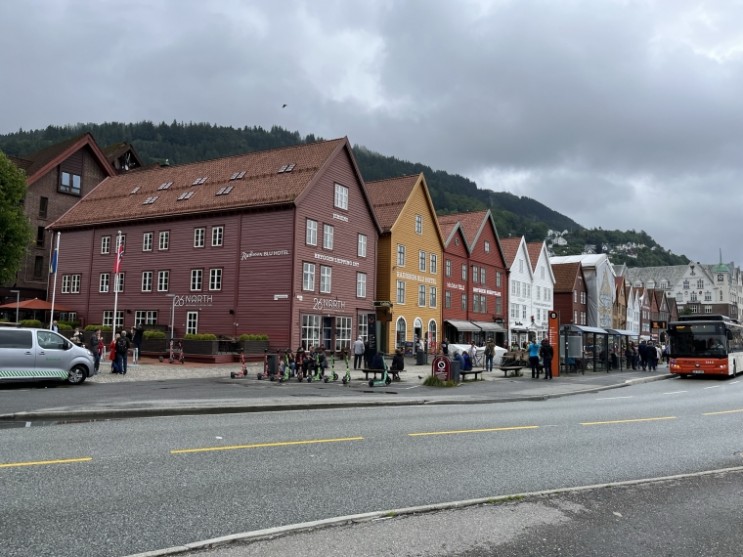 중세의 모습을 간직한 옛 부두 베르겐 지역(Bergen), 유네스코 세계문화유산에 등재된 브뤼겐 거리