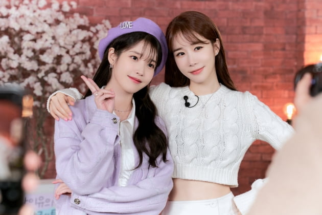 아이유와 유인나의 찐친 케미, 존재 자체가 고마워...신이 소중하게 빚은 구슬들 아이유와 유인나의 찐친 케미, 존재 자체가 고마워...신이 소중하게 빚은 구슬들