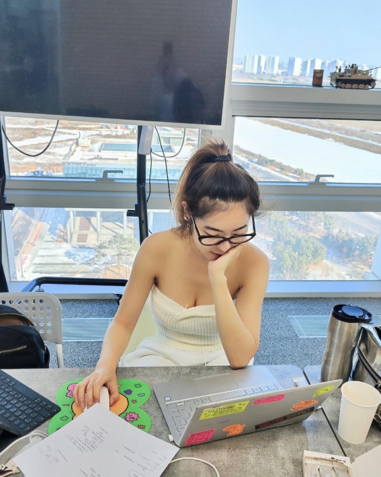한여름을 미리 선사한 '참기름녀' 서리나, 초미니 핫팬츠와 화이트 비키니로 남심 저격해 한여름을 미리 선사한 '참기름녀' 서리나, 초미니 핫팬츠와 화이트 비키니로 남심 저격해