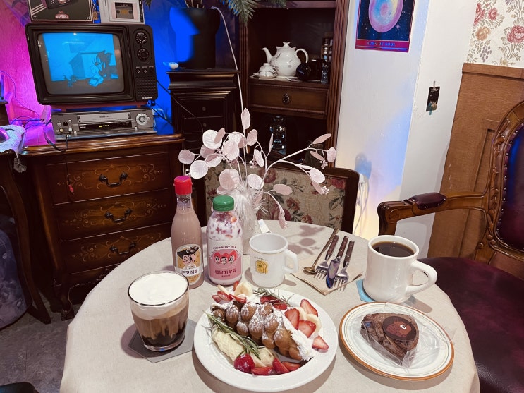 파주 카페 *봉쥬르다방* 레트로 갬성분위기가 너무 예쁜 운정디저트맛집/ 와플 파블로바 스콘 보틀우유 파주 카페 *봉쥬르다방* 레트로 갬성분위기가 너무 예쁜 운정디저트맛집/ 와플 파블로바 스콘 보틀우유