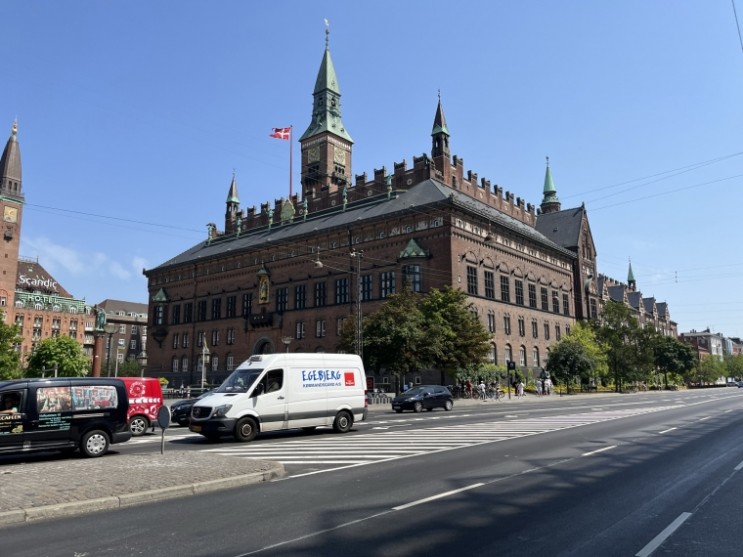붉은 벽돌의 중세풍 건물 덴마크 코펜하겐 시청사(Copenhagen City Hall)와 시청 광장
