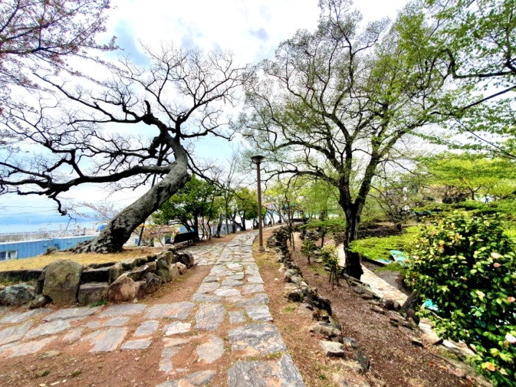 사천 대방진굴항 항구, 삼천포, 자연이 만든 어촌, 이순신 동상, 봄의 축제 자태 웃음