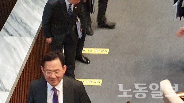 [포토뉴스] <b>주호영</b>, 집권여당 원내대표로서 '마지막 <b>본회의</b>'
