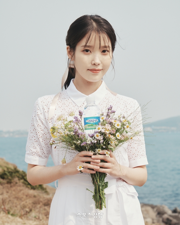 "깨끗하고 맑은 이미지" 아이유, 제주 삼다수 최장수 모델 발탁...4년째 동행하는 광고퀸 저력 "깨끗하고 맑은 이미지" 아이유, 제주 삼다수 최장수 모델 발탁...4년째 동행하는 광고퀸 저력