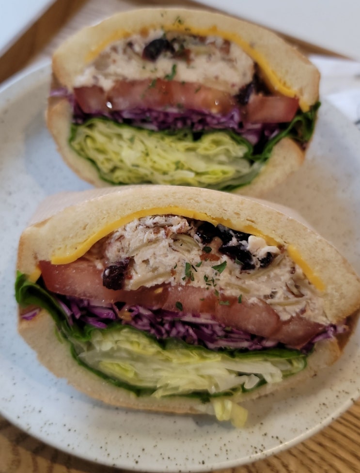  유튜버 수수자매가 운영하는 답십리 장안동 샌드위치 맛집 카페트위그 (내 마음 속 샌드위치 장인 선생님)