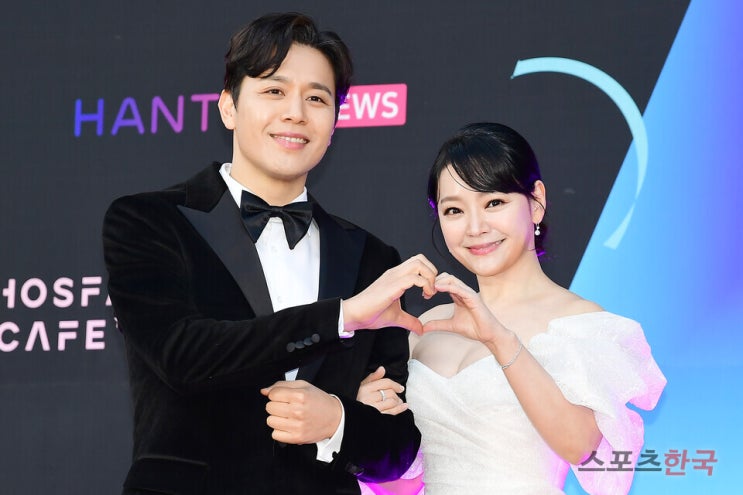 "샤워할 때 몰래 훔쳐봐.." 뮤지컬 '김소현' 손준호, 8살 연상 아내와 알콩달콩 결혼생활 폭로 "샤워할 때 몰래 훔쳐봐.." 뮤지컬 '김소현' 손준호, 8살 연상 아내와 알콩달콩 결혼생활 폭로