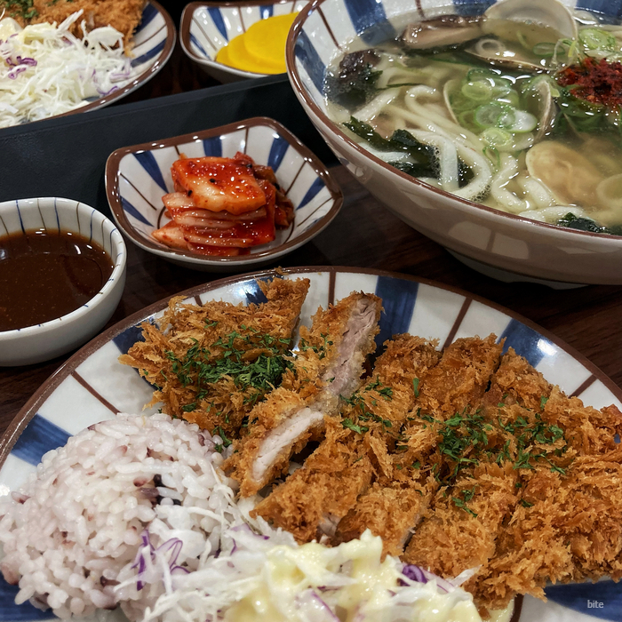  강남역 돈까스 맛집 '기쁨면가' 바삭한 등심 돈까스와 뜨끈한 백생합 소고기 우동