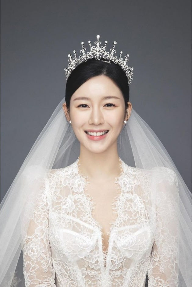 "드레스만 세벌·수제 티아라" 이승기이다인, 세상 가장 화려한 신부...초호화 결혼식 비하인드 "드레스만 세벌·수제 티아라" 이승기이다인, 세상 가장 화려한 신부...초호화 결혼식 비하인드