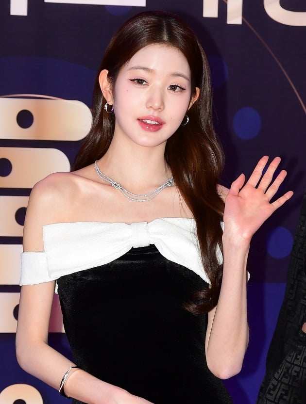 "베일 벗었다" 장원영 친언니 장다아, 외모 넘어설 매력 보여줄까..."진짜 안 닮았다 신기해" "베일 벗었다" 장원영 친언니 장다아, 외모 넘어설 매력 보여줄까..."진짜 안 닮았다 신기해"