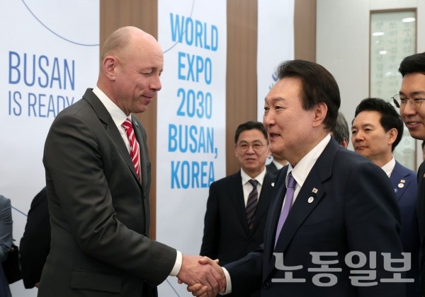 윤석열 <b>대통령</b>, 국제박람회기구(BIE) 실사단 <b>환송</b> 만찬 격려... 