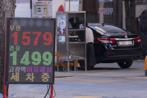 주유소 휘발유 4개월 만에 1600원 넘어, OPEC+ 감산 발표 탓 주유소 휘발유 4개월 만에 1600원 넘어, OPEC+ 감산 발표 탓