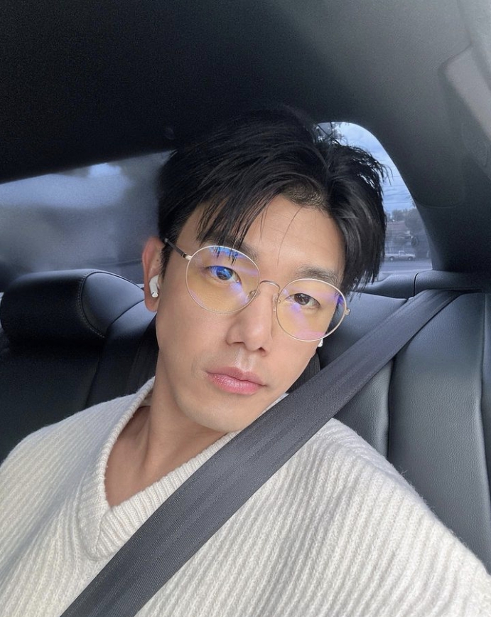 "안경 쓰고 훈훈한 셀카" 에릭남, 할리우드 배우 도전 "꿈처럼 행복해" "안경 쓰고 훈훈한 셀카" 에릭남, 할리우드 배우 도전 "꿈처럼 행복해"