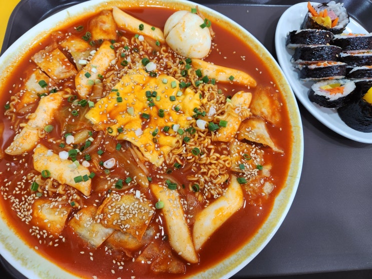 학교가는길 : 엄청난 비주얼의 라볶이 맛집