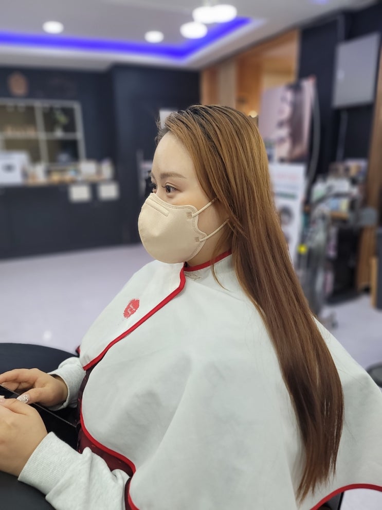  오산궐동미용실 리호뷰티헤어에서 잦은 염색으로 상한머리 탈색없이 밀크브라운 염색하고 단발 커트까지~