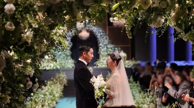 "원래 절친이었는데.." 이서진, 이승기 결혼식에 불참한 이유 알려지자 모두 안타까와했다 "원래 절친이었는데.." 이서진, 이승기 결혼식에 불참한 이유 알려지자 모두 안타까와했다