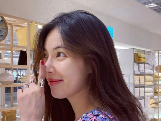  여자 연예인의 꽃무늬 원피스에 잘 어울리는 운동화로 코디된 신발 패션 공개