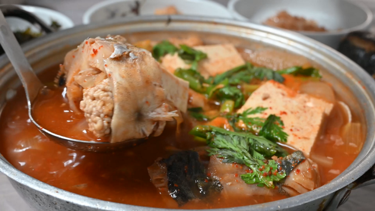  아직도 백반이 7천 원??임금님 밥상도 부럽지 않는 가성비 맛집 목포 곰순이식당