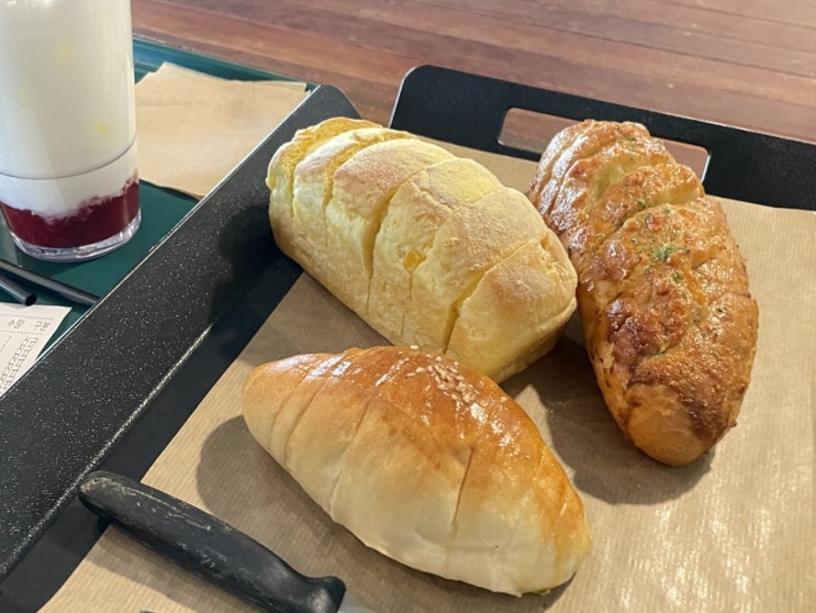  내돈내산 :: 춘천 대형 카페 :: 38마일 :: 빵 노맛 / 음료 존맛