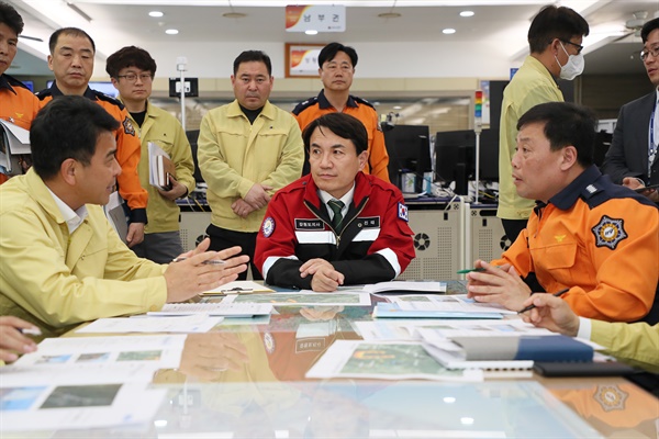 "<b>골프</b>는 산불 전" 김진태 <b>기자</b>회견 논란