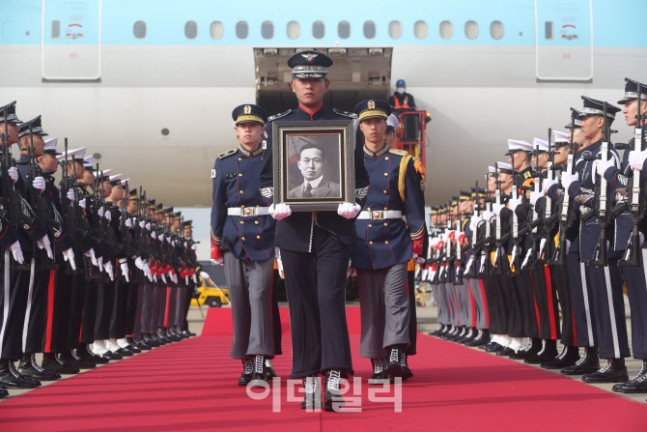 지사 <b>유해</b> 고국 땅 밟는 순간… ‘미스터 션샤인’ OST... 