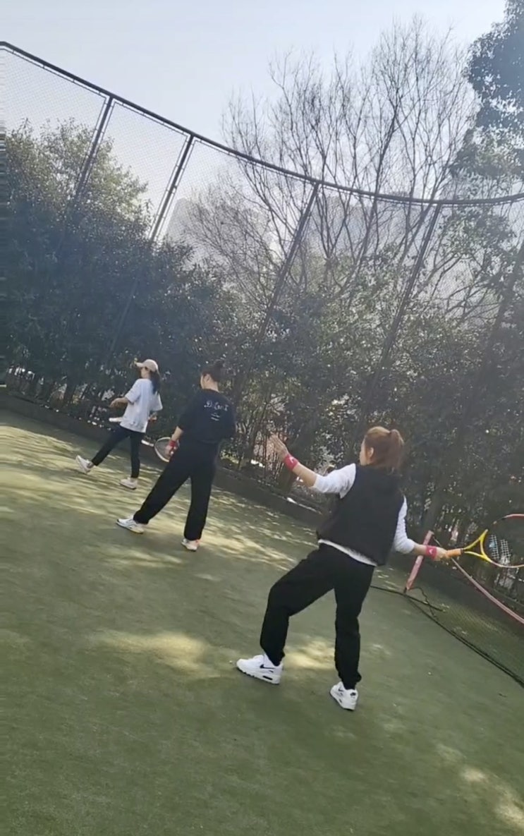  테니스 치고, 스크린 골프 치고, 오늘도 부지런히 움직인 보람찬 하루.