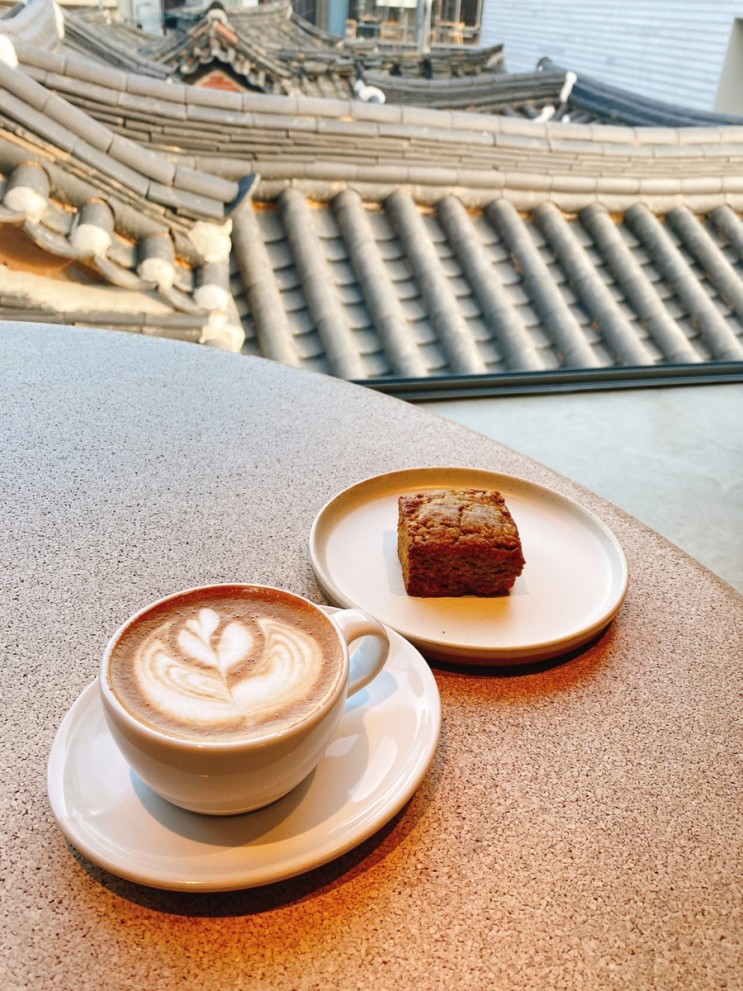 삼청동: &lt;블루보틀 삼청 카페&gt; 한옥 지붕 뷰에 맛있는 커피