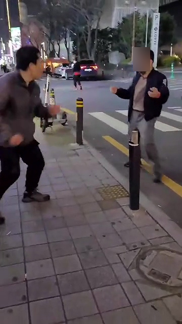 부산 길거리 싸움 실제상황 시민들 박수치고 구경 부산 길거리 싸움 실제상황 시민들 박수치고 구경