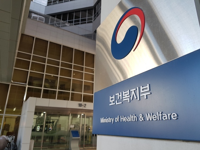 복지부, 노인요양시설 CCTV 의무화…어기면 과태료 최대 300만원 복지부, 노인요양시설 CCTV 의무화…어기면 과태료 최대 300만원