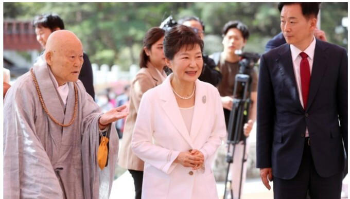 <b>박근혜 대통령</b> 첫 나들이 - 그녀는 영원한 히어로