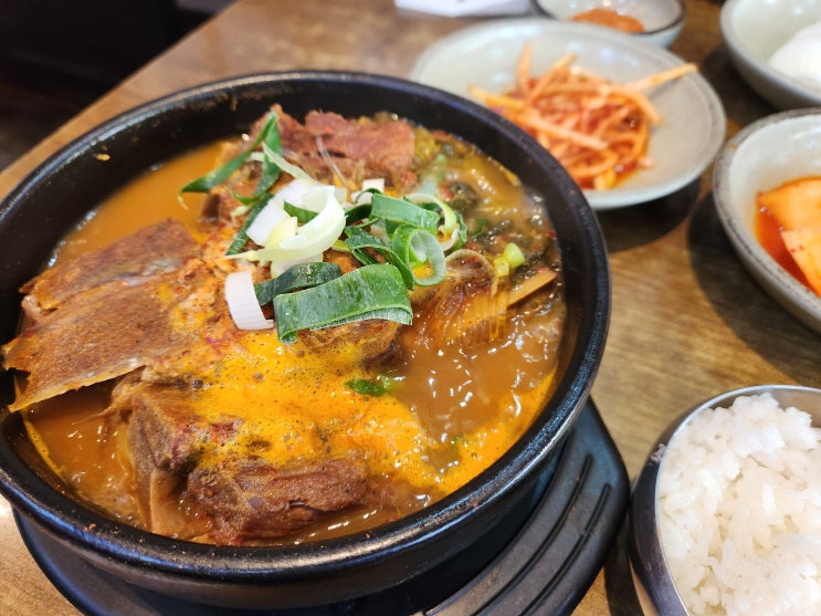신의주찹쌀순대 뼈해장국 : 가성비 좋은 든든 한끼 신의주찹쌀순대 뼈해장국 : 가성비 좋은 든든 한끼