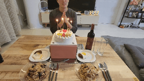 결혼기념일 4주년 사랑하는 아내와 즐기는 해물오일파스타와 와인 그리고 직접 만든 수제 케이크 