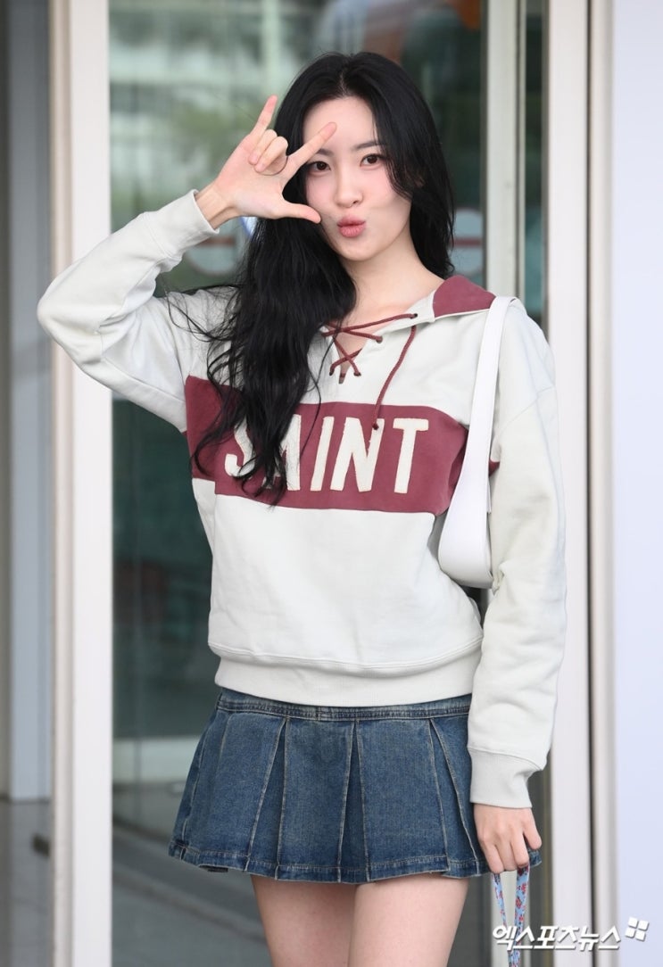  가수 선미 공항패션 생로랑 후디 & 더로우 숄더백 정보