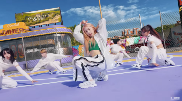  아이즈원 마지막 주자, 이채연 미니 2집 'Over The Moon'의 타이틀곡 KNOCK(노크) 뮤비