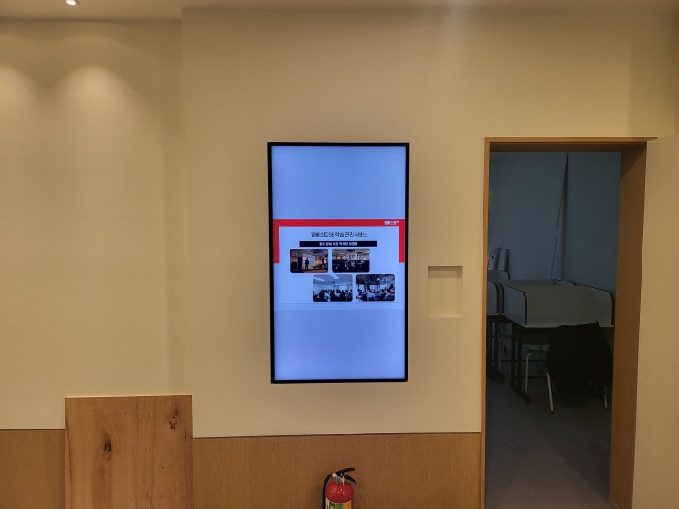 동탄 학원에 60인치 세로 매립 브라켓으로 홍보용 SIGNAGE 벽설치