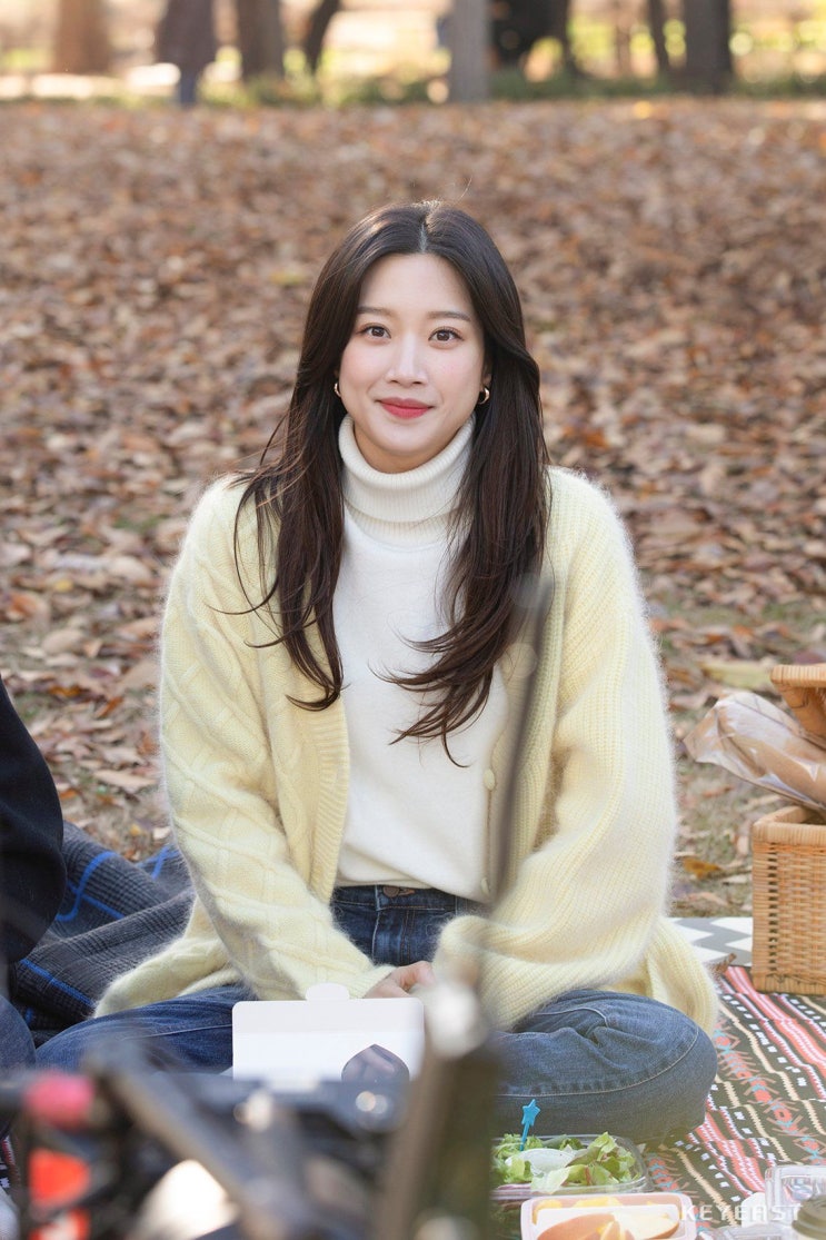 "차세대 로맨스 퀸" 배우 문가영, "3개 국어에 골프·승마.." 엄친딸로 불리는 명문가 집안 "차세대 로맨스 퀸" 배우 문가영, "3개 국어에 골프·승마.." 엄친딸로 불리는 명문가 집안