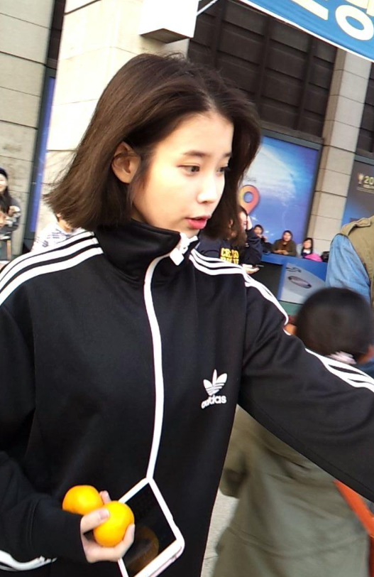  여자 연예인 스트릿 룩 패션으로 인기 많은 아디다스 져지 스타일링 알아보기