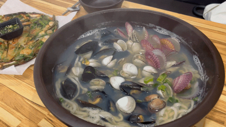  수원 남문 조개 가득한 칼국수 맛집 '조마담 칼국수'