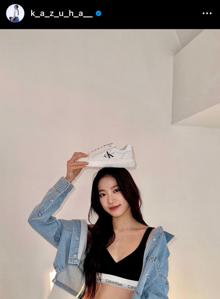  카즈하 캘빈클라인 반팔티 원피스 운동화 청바지 자켓 언더웨어 최근 화보
