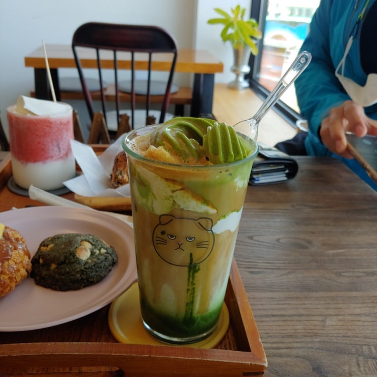 삼척 여행 가볼만한곳  갈남항  카페 네가 있는 바다 한국의 나폴리를 닮은 디저트 바다뷰 맛집