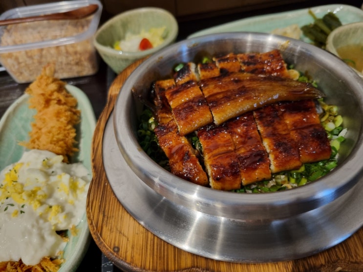  [교대역맛집] 통통한 민물장어가 통째로 올라간 맛있는 솥밥. 솔솥 교대역점. 민물장어솥밥 솔직리뷰