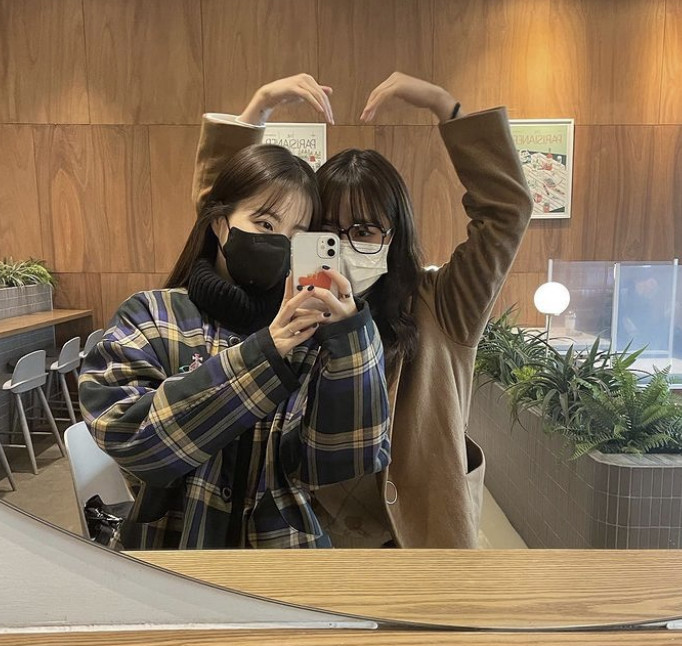 "둘이 어떻게 아는 사이지?" 배우 박보영, 걸그룹 멤버 최유정과 찐친 인증...의외의 인맥 드러났다 "둘이 어떻게 아는 사이지?" 배우 박보영, 걸그룹 멤버 최유정과 찐친 인증...의외의 인맥 드러났다